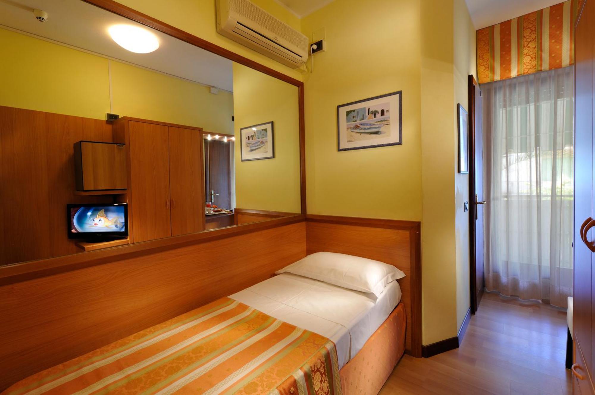 Hotel Al Prater Линьяно-Саббьядоро Экстерьер фото